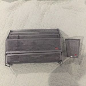 Rubbermaid desk organizer with matching pencil cup